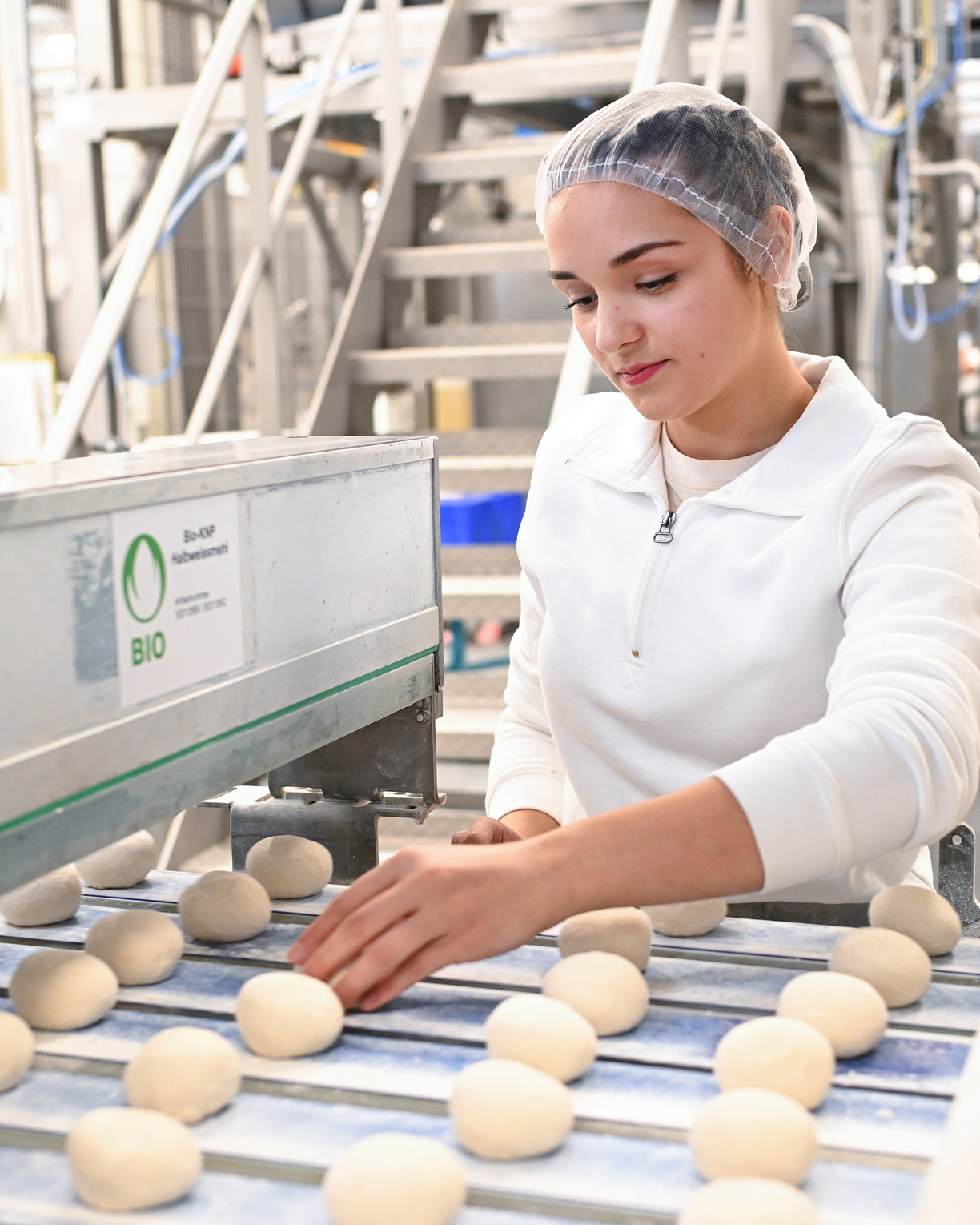 Mitarbeiterin mit Teigballen