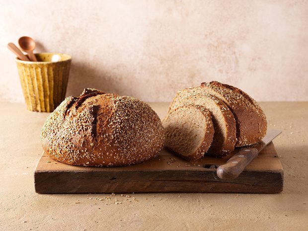 Brot geschnitten auf Schneidebrett
