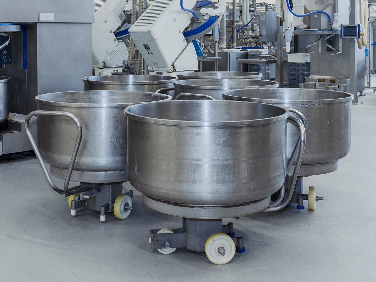 Grosse Behälter für Teig