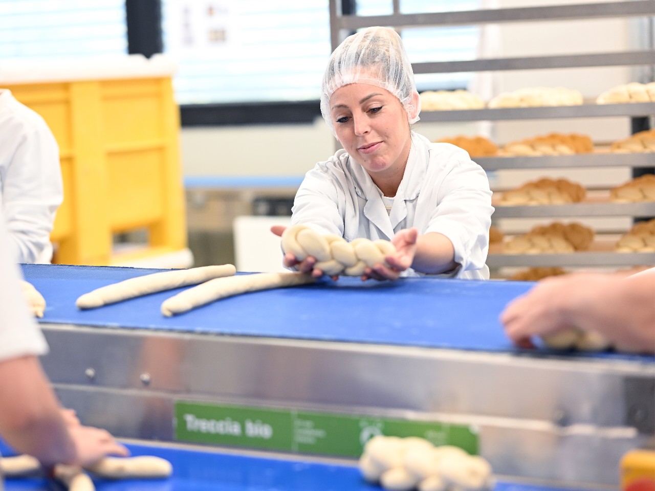 Mitarbeitender in der Produktion mit Laptop