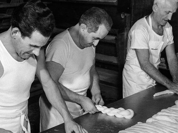 Schwarz weiss Bild, Mitarbeitende mit Zopf